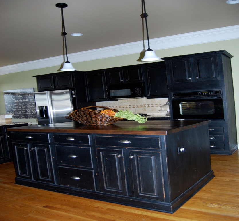 25 Black Kitchen Cabinets That Are Not Dull, Distressed Black Cabinets With Granite Countertops